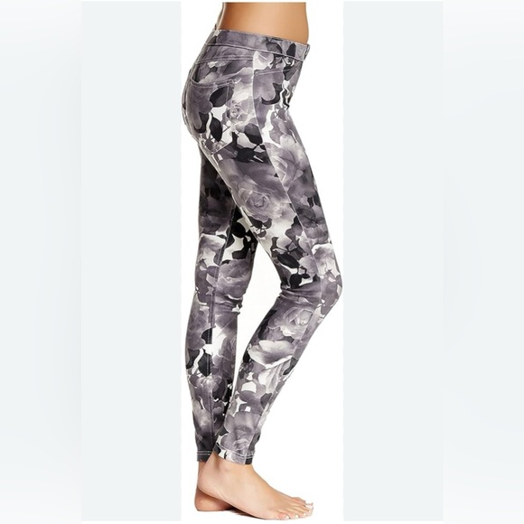 HUE Ladies Gray/White Floral Leggings/Jeggings - Size Large. - Picture 2 of 15